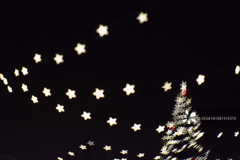 虚化的圣诞星光和圣诞树灯光图片素材