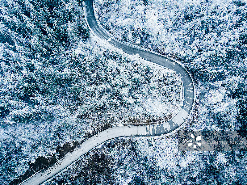 冬季森林雪地公路鸟瞰图片素材