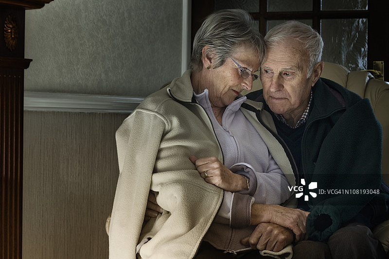 年长夫妇在家里感到寒冷图片素材