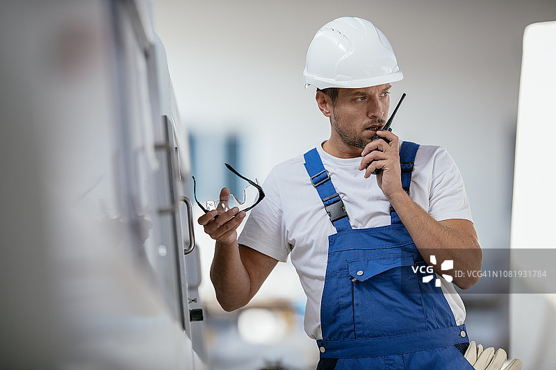 手持对讲机的英俊工人图片素材