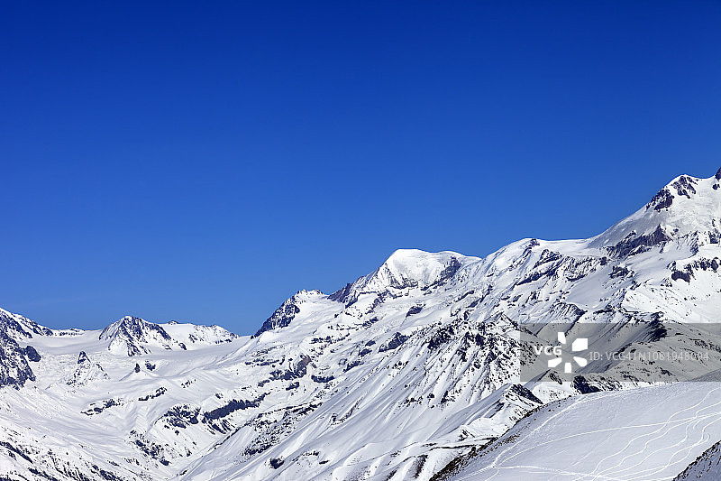 雪山与滑雪板的痕迹图片素材