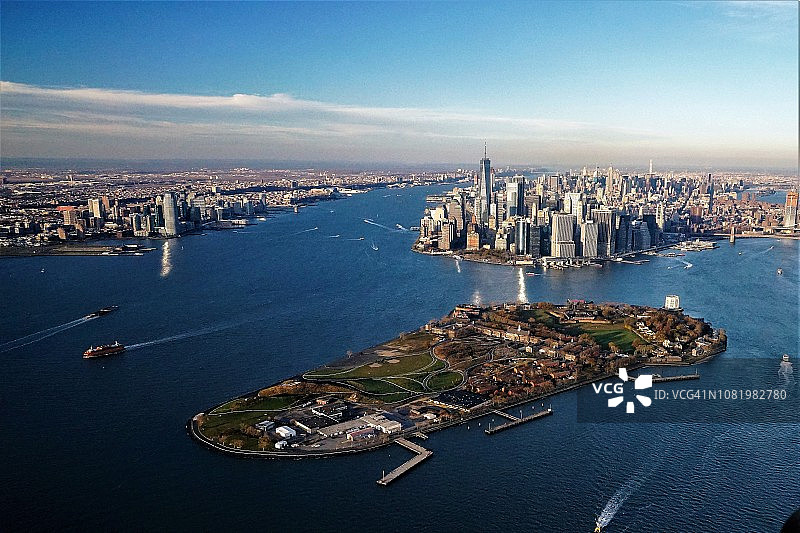 前景为总督岛的纽约市图片素材