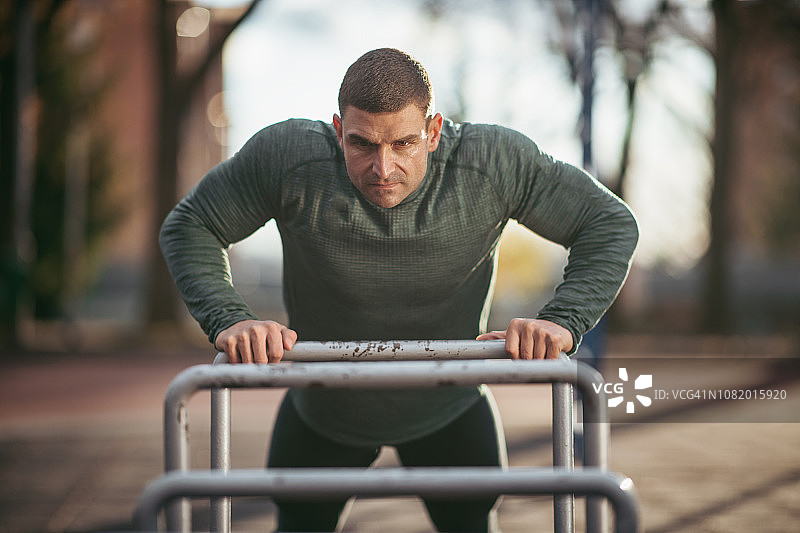 健壮男人在锻炼图片素材