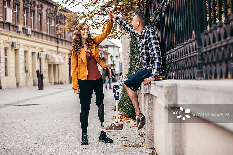 年轻夫妇在户外图片素材