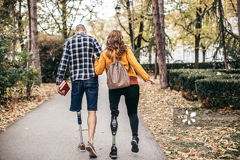 情侣在公园里散步图片素材