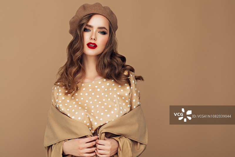 一位面带微笑的时尚年轻漂亮女子图片素材