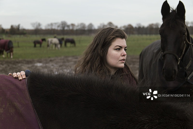 年轻女子与马图片素材