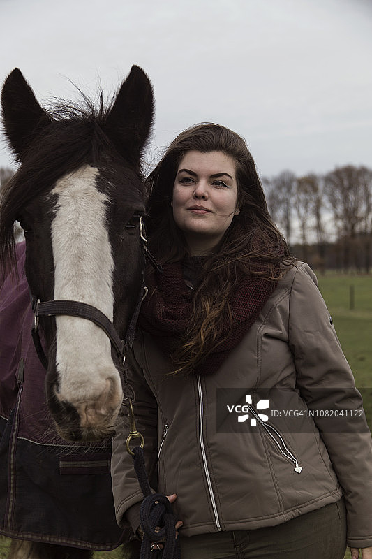 年轻女子与马图片素材