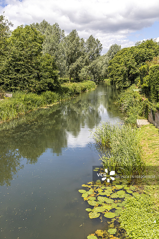 康斯特布尔乡村的夏日：英国萨福克郡的斯陶尔河图片素材