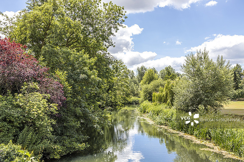 康斯特布尔乡村的夏日：英国萨福克郡的斯陶尔河图片素材
