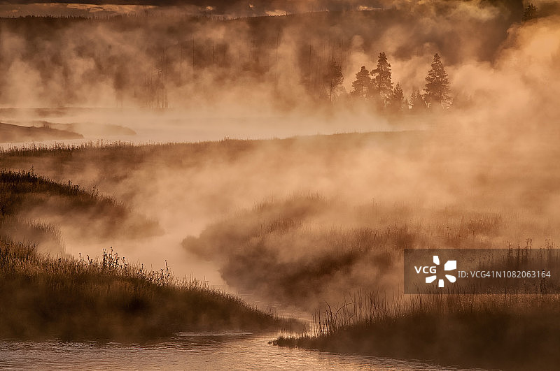 黄石公园黎明时分的麦迪逊河图片素材