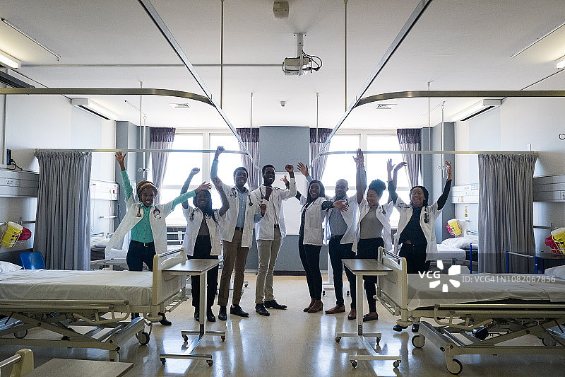 一群成功的医学生在庆祝图片素材