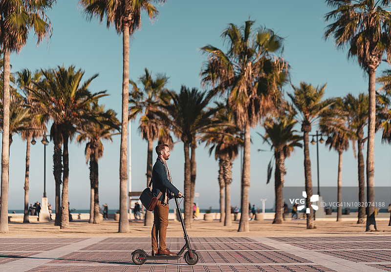 商人骑电动滑板车上班图片素材