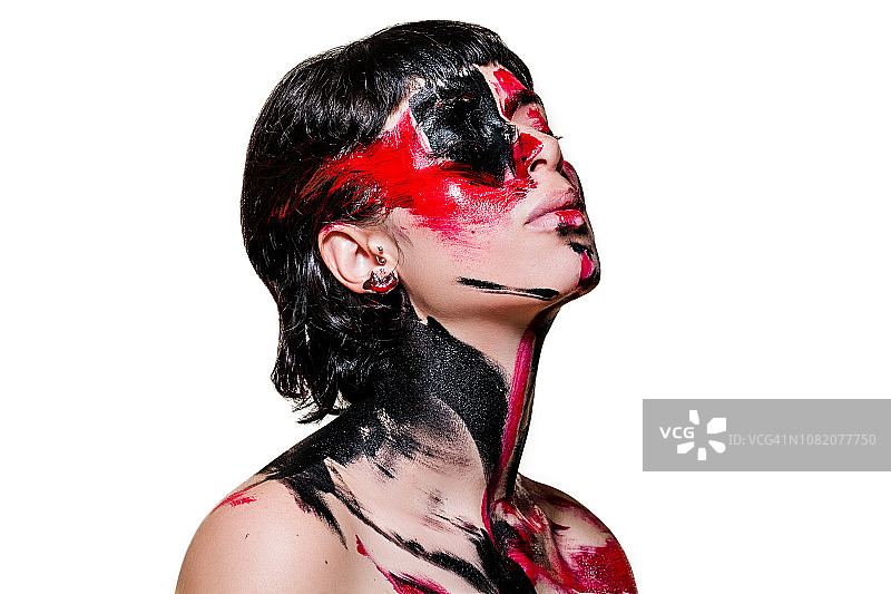 模特脸上的彩色绘画图片素材