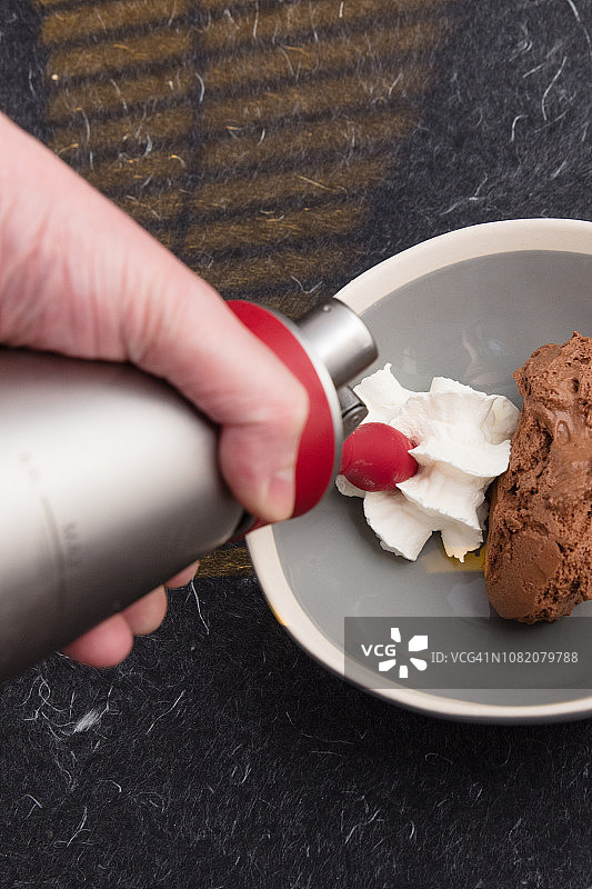 巧克力慕斯和搅打奶油图片素材