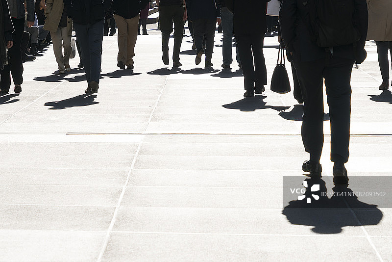 阳光照耀下的纽约曼哈顿公园大道上的商务人士图片素材