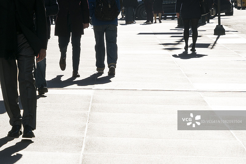 阳光照耀下的纽约曼哈顿公园大道上的商务人士图片素材