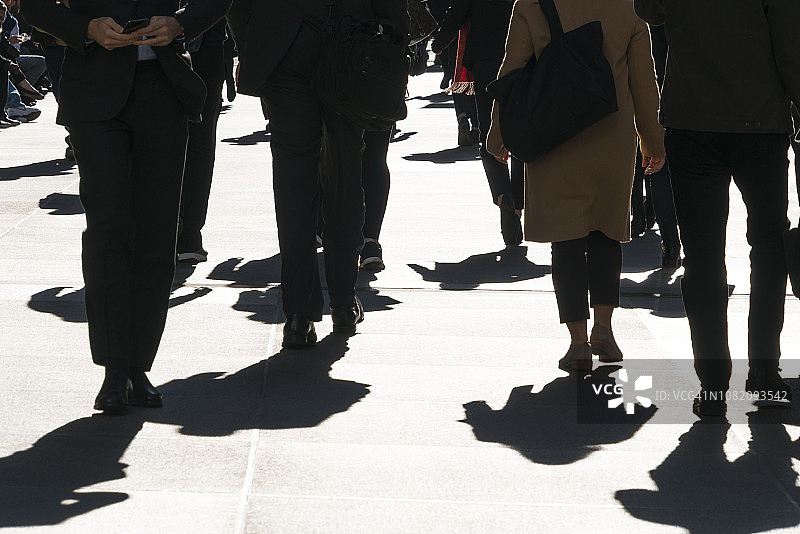 阳光照耀下的纽约曼哈顿公园大道上的商务人士图片素材
