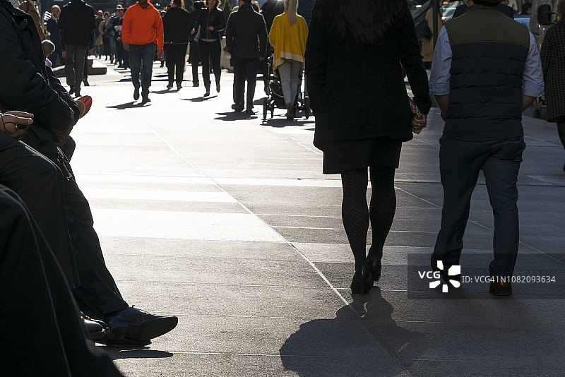 阳光照耀下的纽约曼哈顿公园大道上的商务人士图片素材