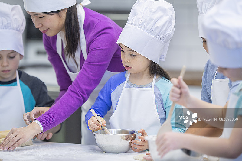 孩子们学习烘焙图片素材
