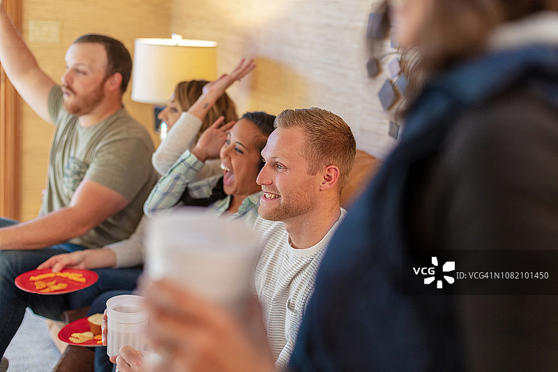 在室内参加聚尾派对的各民族混血年轻人图片素材