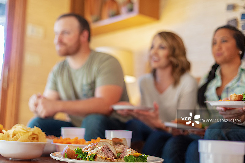 在室内参加聚尾派对的各民族混血年轻人图片素材