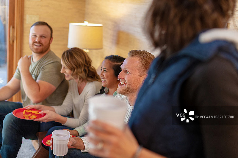 在室内参加聚尾派对的各民族混血年轻人图片素材