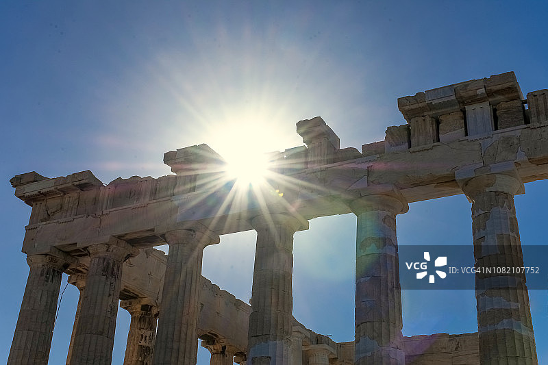 雅典帕特农神庙在阳光下的侧视图，带有镜头光晕和阳光图片素材