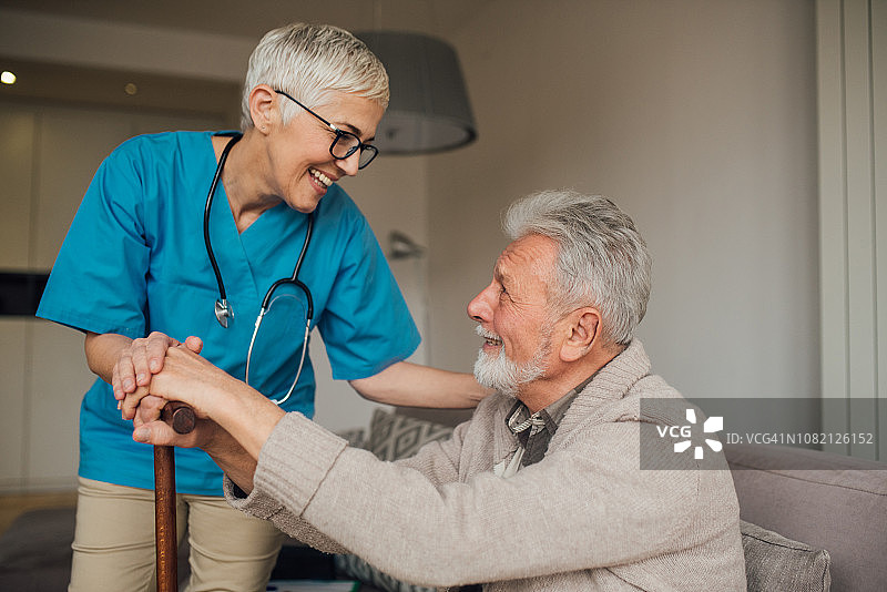 快乐的护士看着病人图片素材