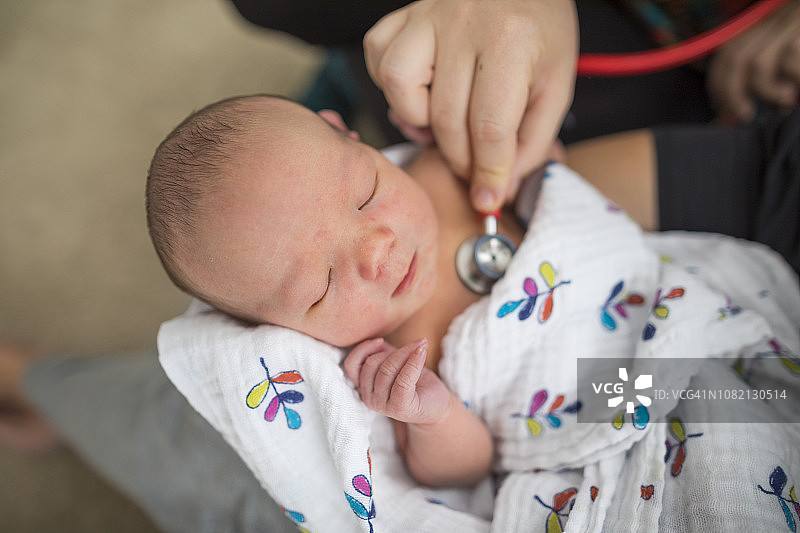 助产士检查新生女婴图片素材