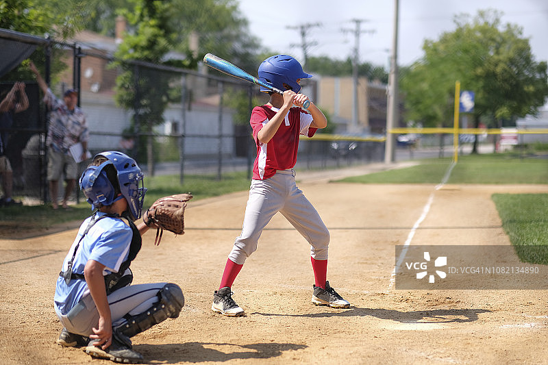 阳光明媚的日子里在田野上打棒球的兄弟图片素材