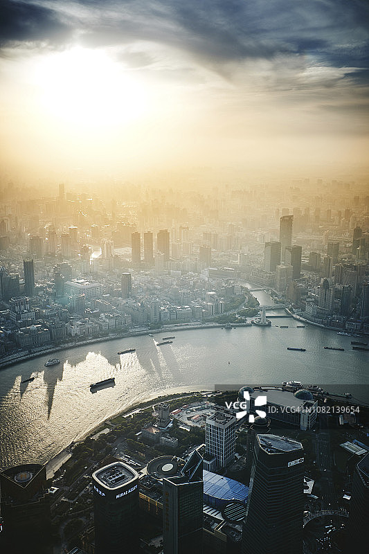 日落时分多云天空下的现代城市景观鸟瞰图图片素材