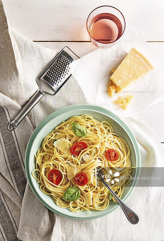 高角度拍摄的意面，配有饮料和奶酪图片素材