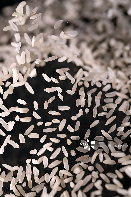 黑色背景下的高速水稻飞舞摄影图片素材