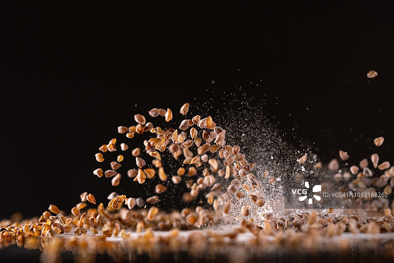 黑色背景上的荞麦图片素材