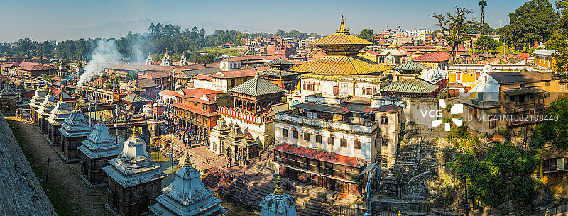 尼泊尔帕斯帕提纳神庙的加德满都巴格马蒂河坛全景图片素材