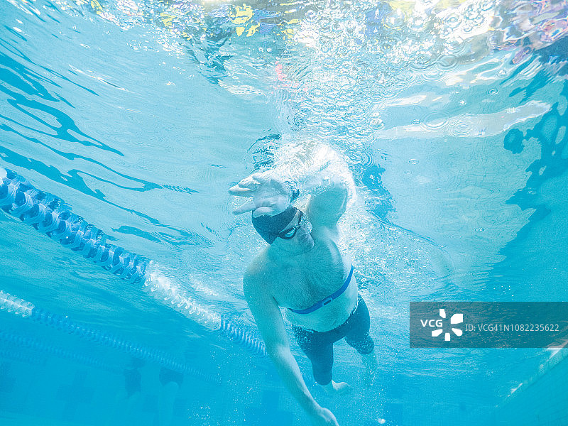 残疾运动员在泳池中游泳图片素材