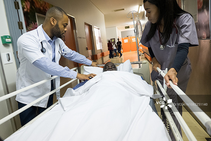 急诊病人送往手术室图片素材