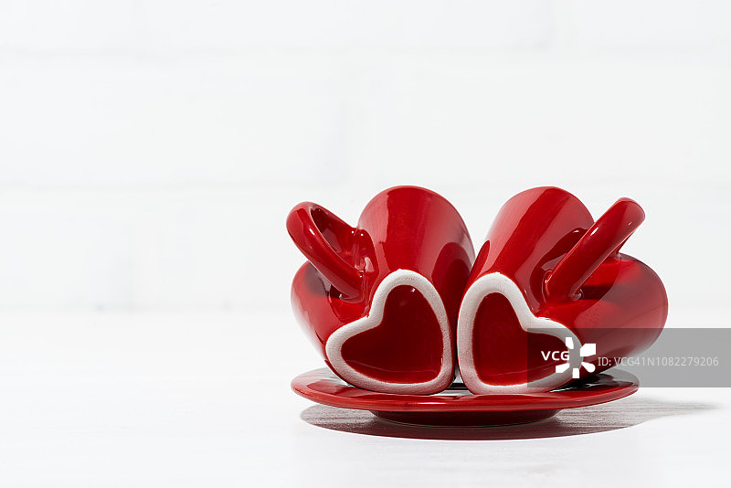 白色背景上的红色爱心咖啡杯图片素材