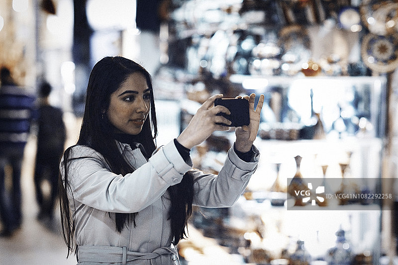 在土耳其伊斯坦布尔大巴扎购物的年轻女子图片素材