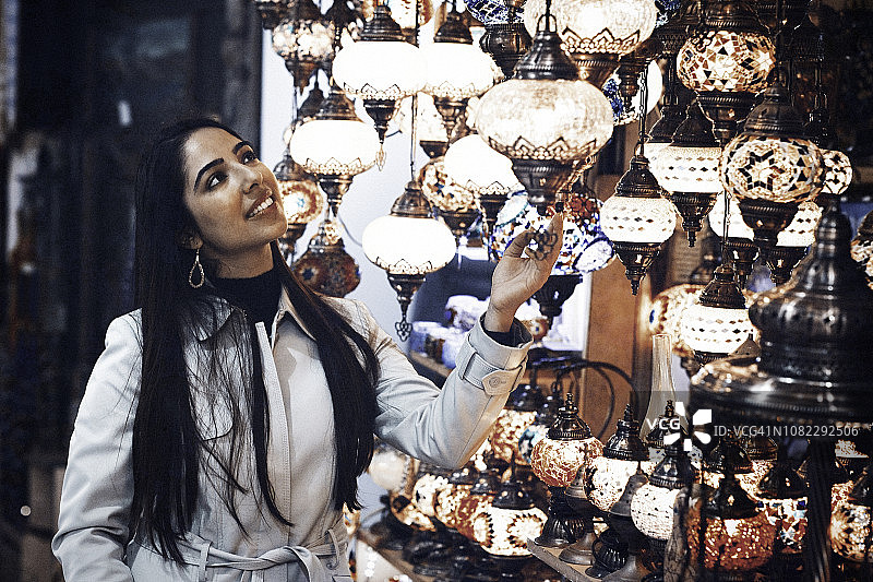 在土耳其伊斯坦布尔大巴扎购物的年轻女子图片素材