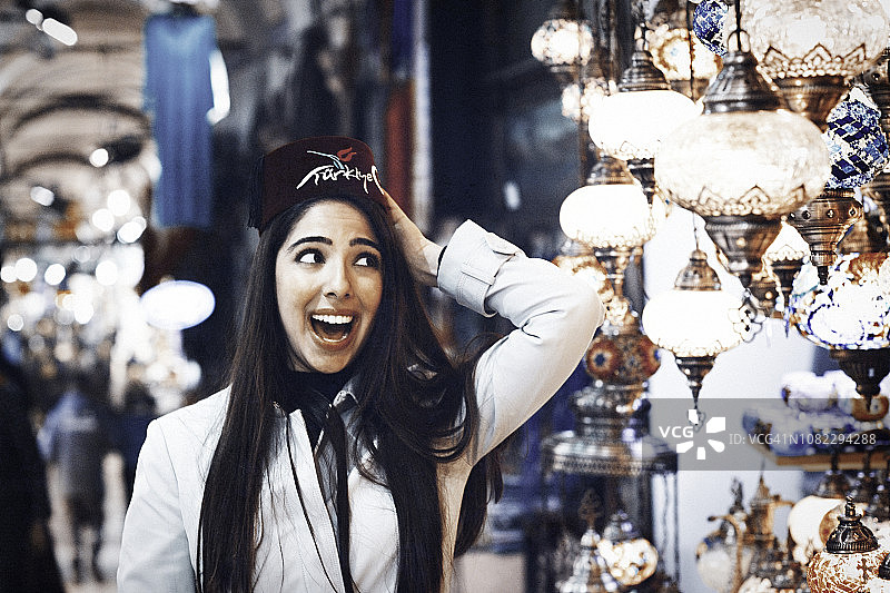 在土耳其伊斯坦布尔大巴扎购物的年轻女子图片素材