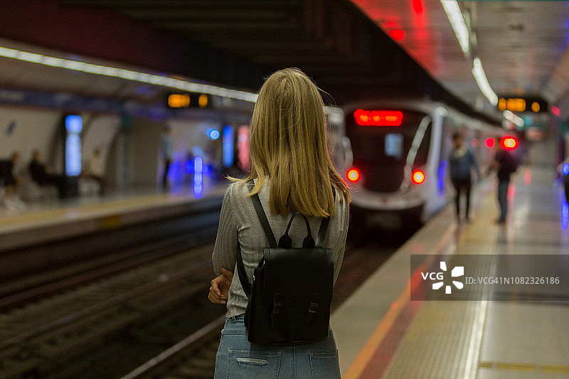 在地铁站的年轻女人图片素材