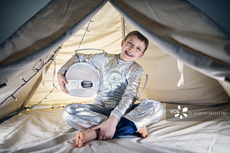 小男孩在帐篷里扮演宇航员图片素材