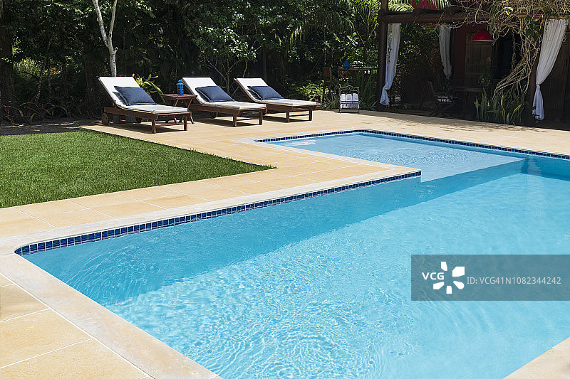 带有躺椅的空旷游泳池图片素材