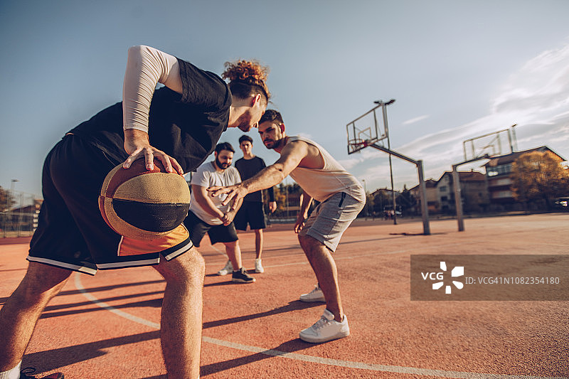 朋友们在户外打篮球图片素材