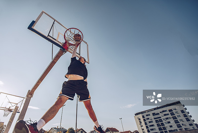 男人扣篮图片素材
