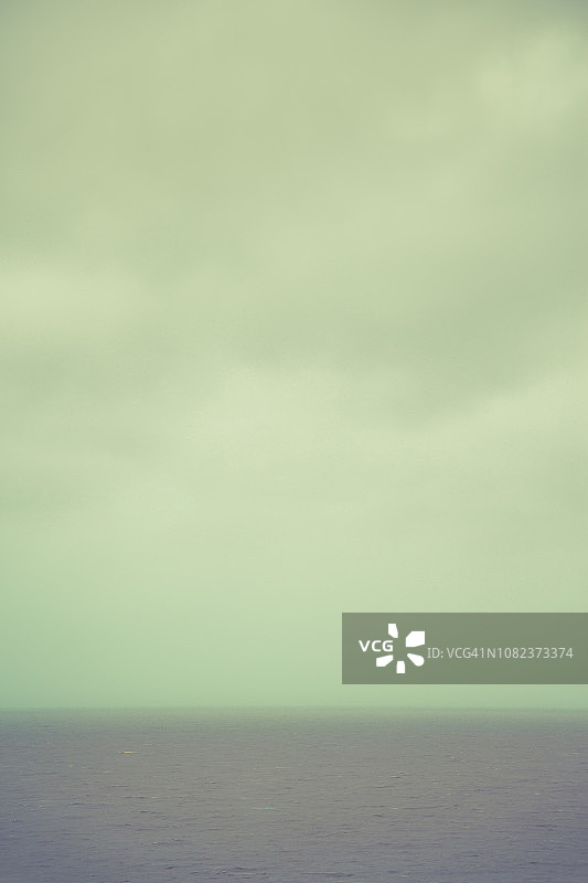 大海与暴风雨的天空图片素材