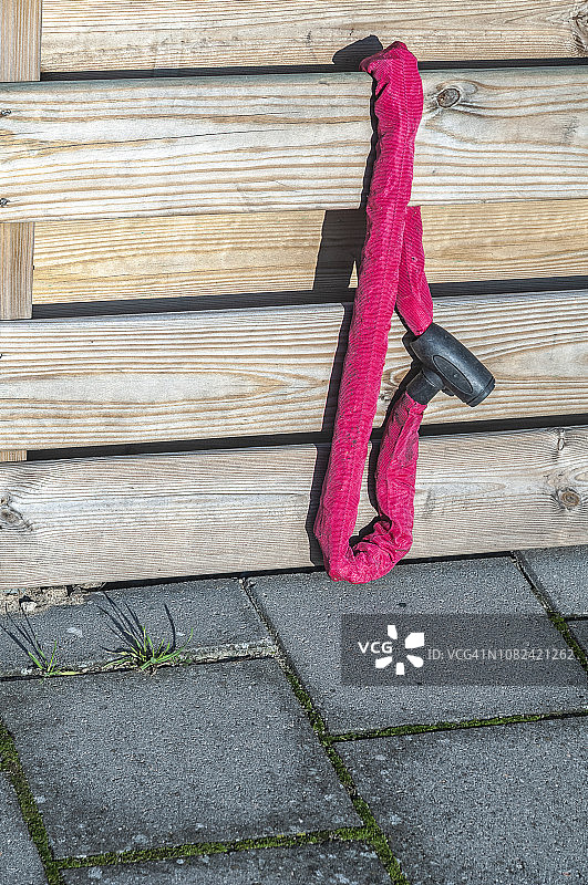 结实的红色自行车锁图片素材