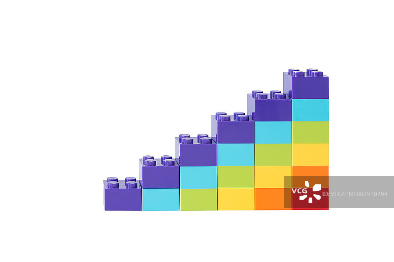 由玩具积木制成的彩色彩虹色上升堆叠，隔离在白色背景上图片素材